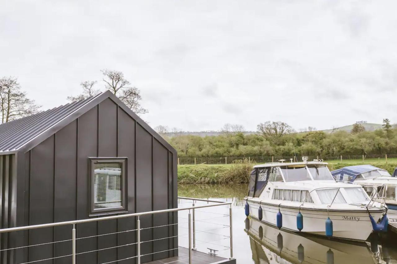 Water Cabin With Water Sports Equipment And Bikes, Bath Bristol Kültér fotó