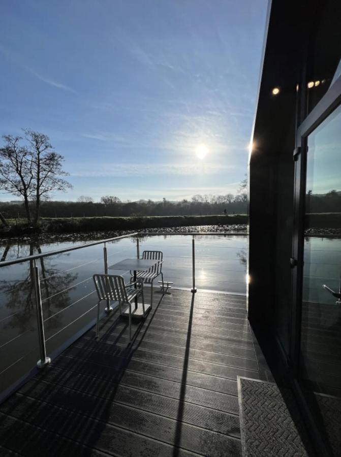 Water Cabin With Water Sports Equipment And Bikes, Bath Bristol Kültér fotó